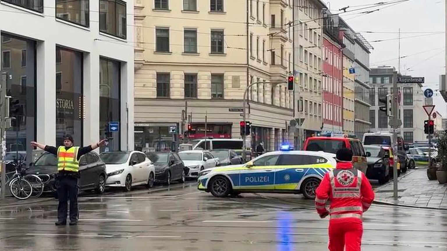 Rettungskräfte am Tatort in München (Peter Kneffel/dpa via AP)