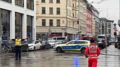 Rettungskräfte am Tatort in München (Peter Kneffel/dpa via AP)
