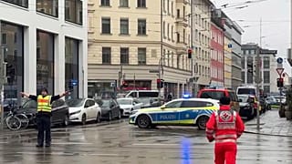 Rettungskräfte am Tatort in München (Peter Kneffel/dpa via AP)
