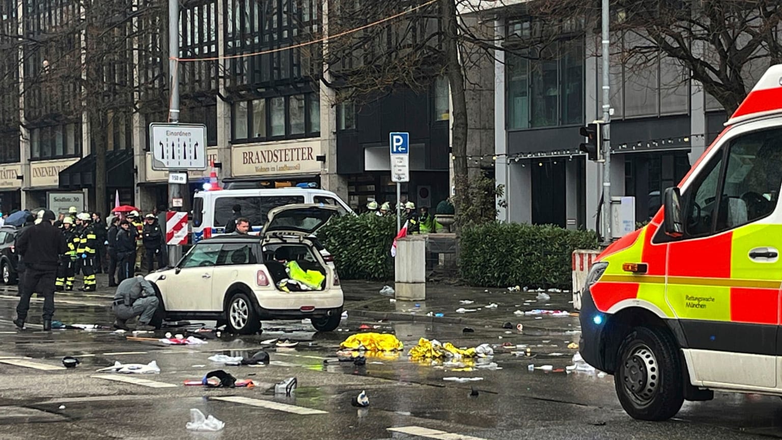 В результате наезда автомобиля на прохожих в Мюнхене пострадали не менее 20 человек