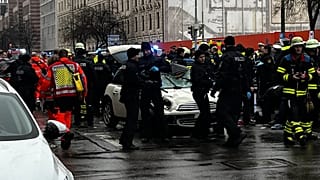 Coche, Policía y sanitarios tras el atropello múltiple