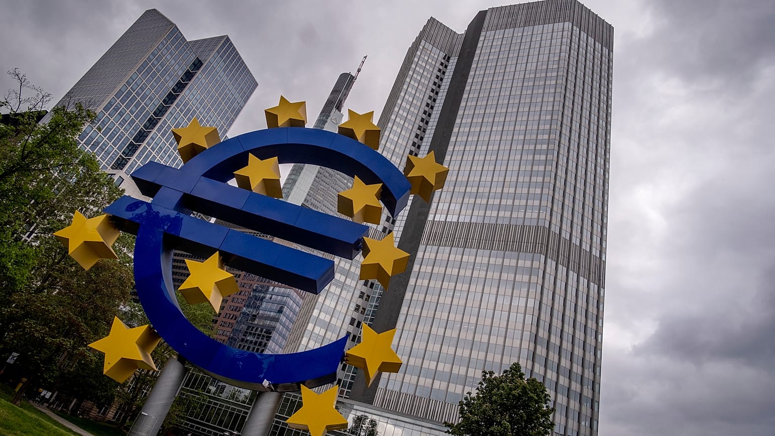ECB, küresel ticarette daha fazla sürtüşmenin Euro bölgesi büyümesi üzerinde baskı yaratabileceği konusunda uyarıyor 