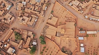 Toma aérea de la mezquita de Agadez, en Níger, amenazada por los efectos de la desertificación y que forma parte de un proyecto de Aliph, socio de HeritageWatch.AI.