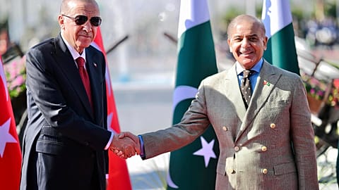 Il presidente turco Recep Tayyip Erdogan stringe la mano al primo ministro pakistano Shehbaz Sharif durante una cerimonia di benvenuto, a Islamabad, Pakistan, 13 febbraio 2025