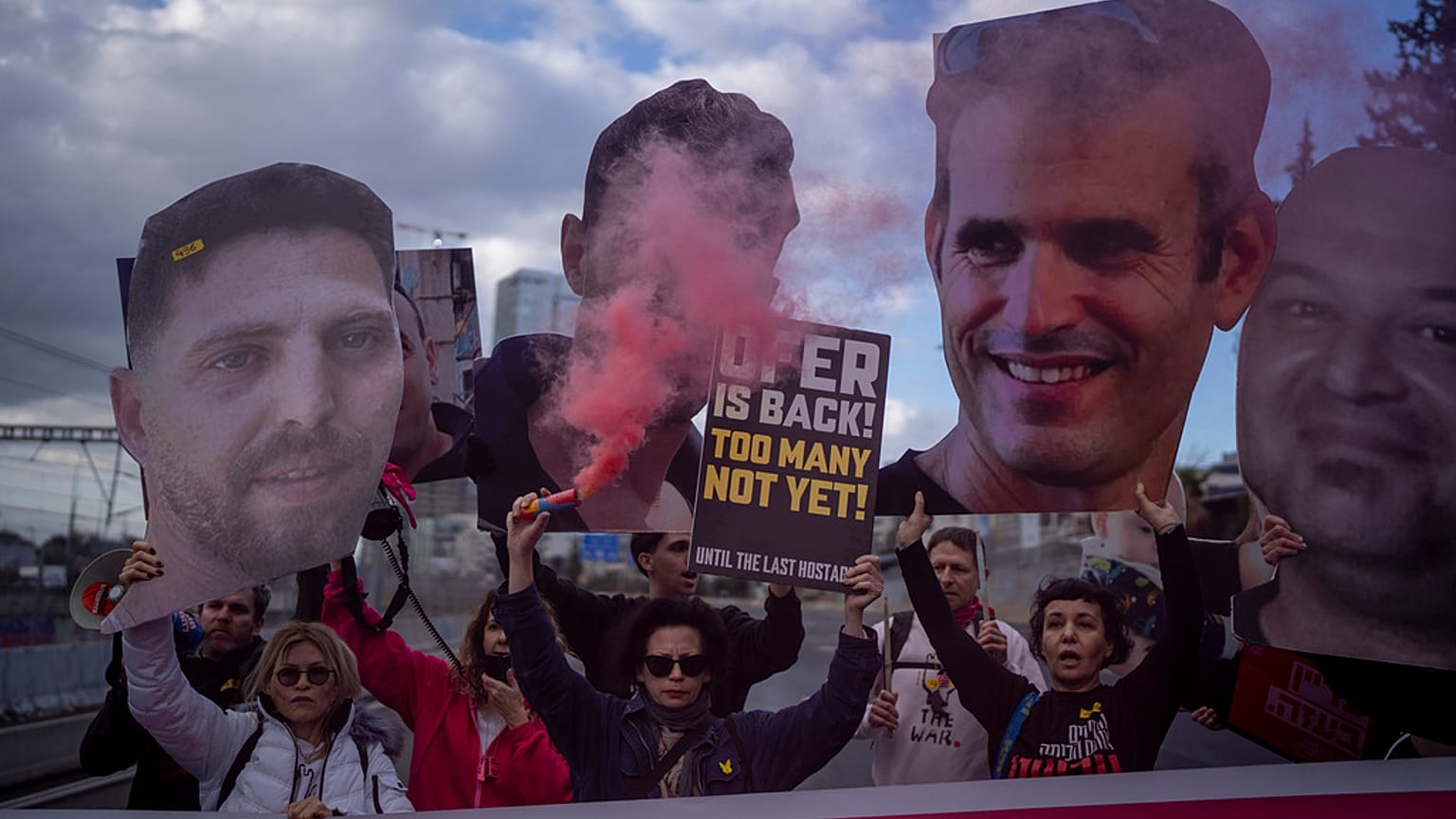 Manifestation demandant la libération des otages du Hamas, à Tel-Aviv, Israël, jeudi 13 février 2025.