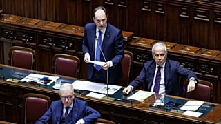 Il Ministro del Governo Luca Ciriani, a sinistra, interviene durante il Question Time alla Camera dei Deputati a Roma.