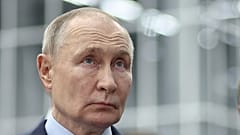 O Presidente russo Vladimir Putin visita o centro de investigação e produção de sistemas de aeronaves não tripuladas de Samara, em Samara, Rússia, terça-feira, 28 de janeiro de 2025