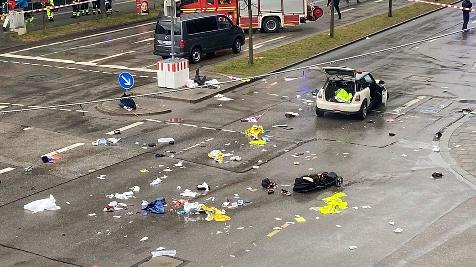 Almanya'nın Münih kentinde bir aracın sendika protestosu için toplanan kalabalığa dalması sonucu en az 28 kişi yaralandı.