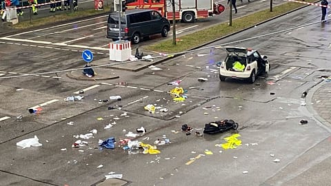 Almanya'nın Münih kentinde bir aracın sendika protestosu için toplanan kalabalığa dalması sonucu en az 28 kişi yaralandı.