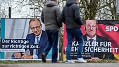Zwei Spitzenkandidaten für die bevorstehende Bundestagswahl, Friedrich Merz (CDU) und Bundeskanzler Olaf Scholz (SPD), auf Wahlplakaten in Düsseldorf, 11. Februar 2025.