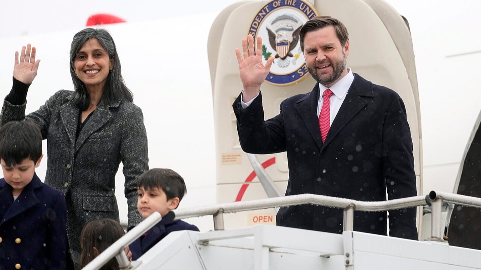 Le vice-président américain JD Vance et son épouse Usha Vance, accompagnés de leurs enfants Ewan, Vivek et Mirabel, à l'aéroport de Munich, en Allemagne, le 13 février 2025.