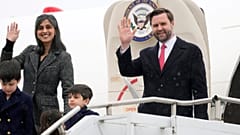 US-Vizepräsident J.D. Vance und seine Frau Usha Vance mit ihren Kindern Ewan, Vivek und Mirabel winken bei ihrer Ankunft auf dem Münchner Flughafen, Deutschland, 13. Februar 2025.