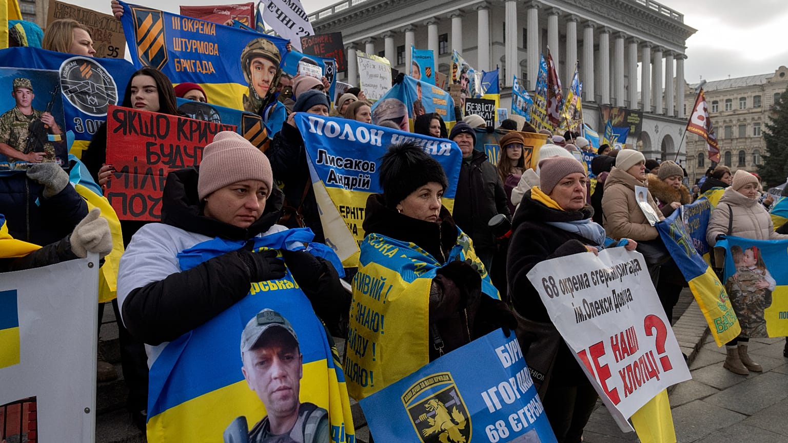 Митинг в поддержку украинских военнопленных в Киеве.