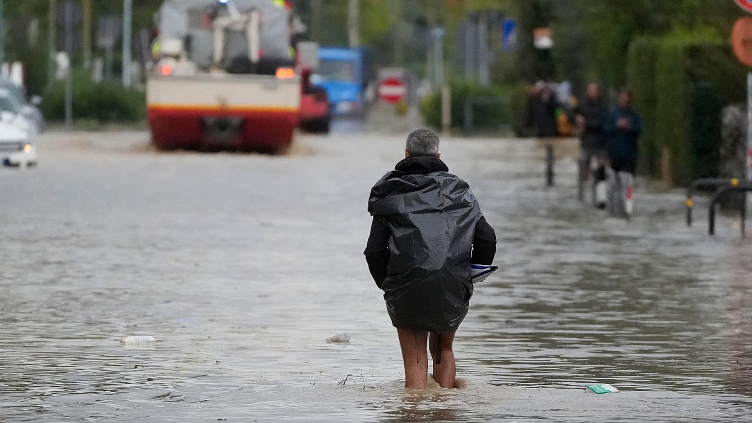 Un homme se fraye un chemin dans une rue inondée à Campi di Bisenzio, dans la région de Toscane, au centre de l'Italie.