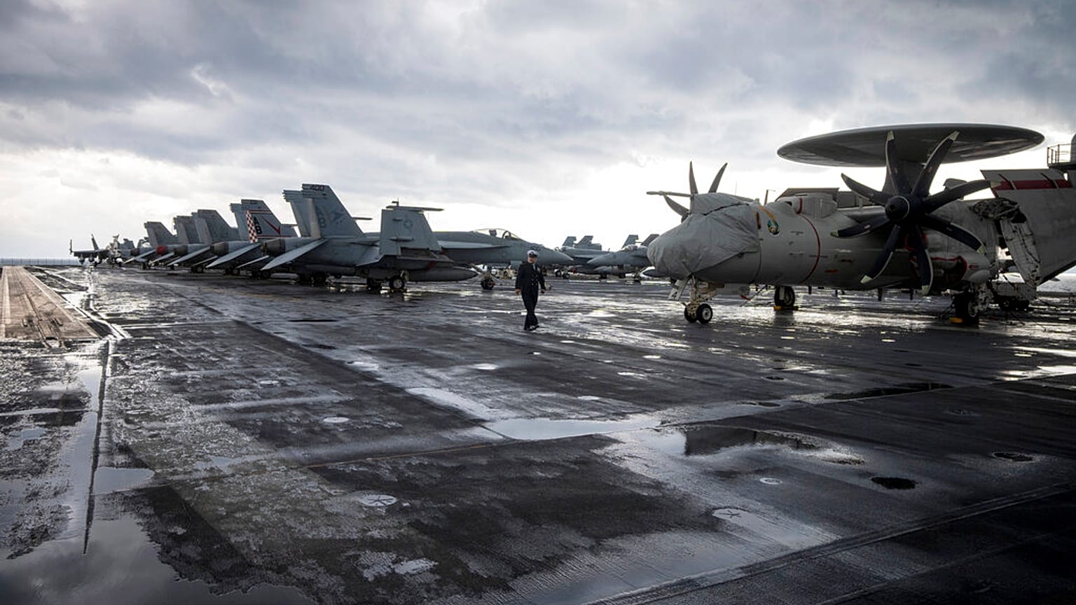 USS Harry Truman uçak gemisi, Hırvatistan'ın Split kenti açıklarında seyir halindeyken, 14 Şubat 2022