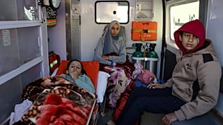 فلسطينيون أصيبوا في القصف الإسرائيلي على قطاع غزة ينتظرون داخل سيارة إسعاف في خان يونس قبل عبورهم معبر رفح إلى مصر1 شباط فبراير 2025