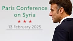 Fransa Cumhurbaşkanı Emmanuel Macron, Paris'teki Bakanlar Konferans Merkezi'nde düzenlenen Uluslararası Suriye Konferansı'nda yaptığı konuşmanın sonunu izliyor