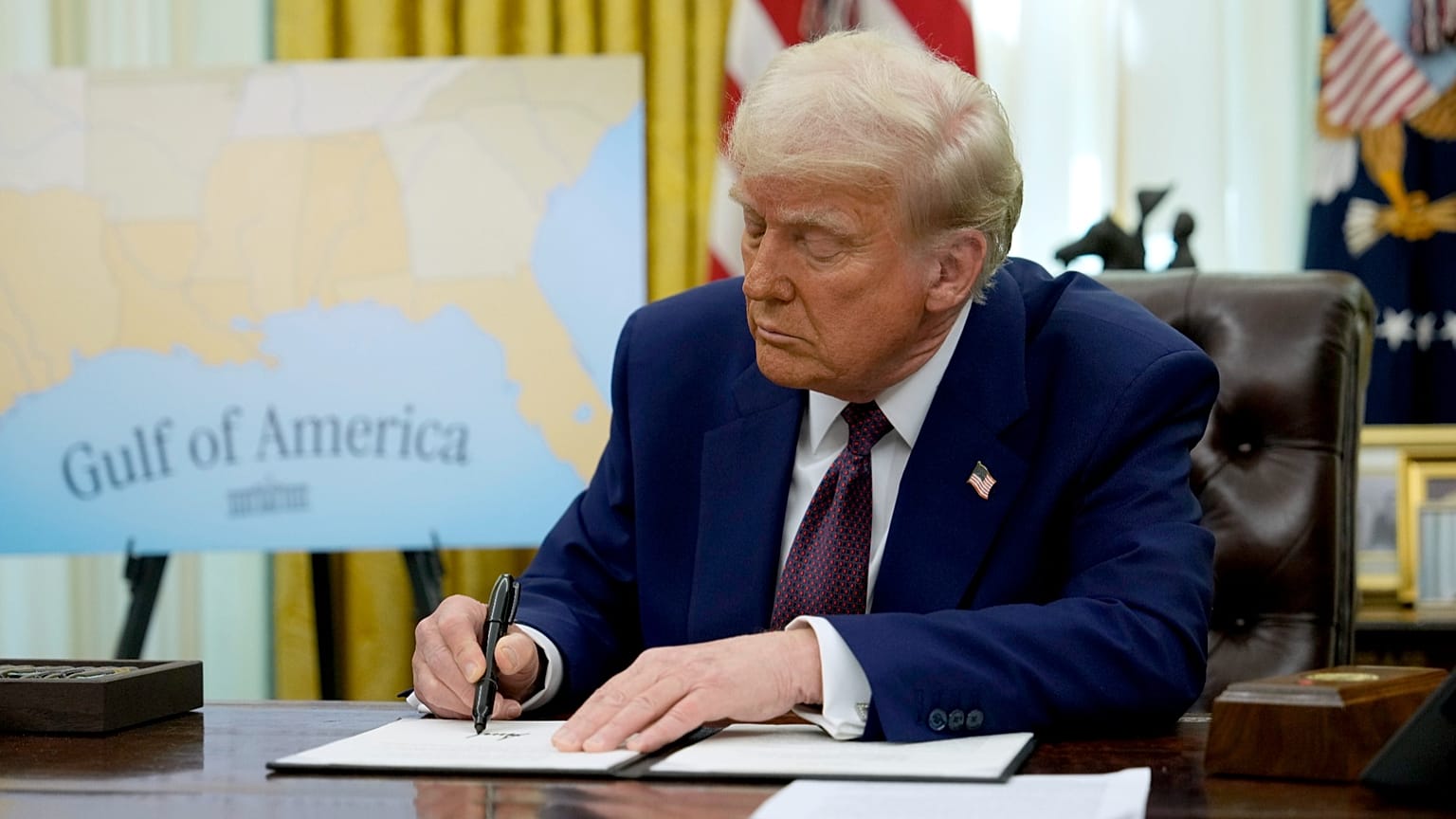 El presidente Donald Trump firma una orden ejecutiva en la Casa Blanca, el 13 de febrero de 2025