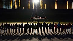 Personas forman una cadena humana conmemorando el 73 aniversario del bombardeo aliado de Dresde durante la Segunda Guerra Mundial en Dresde, este de Alemania, el martes 13 de febrero de 2018