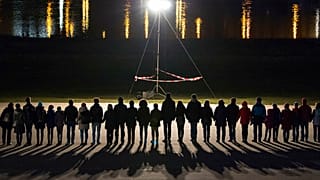 Люди выстраиваются в человеческую цепь в честь 73-й годовщины бомбардировки Дрездена союзниками во время Второй мировой войны в Дрездене, восточная Германия, вторник, 13 февраля 2018 г.