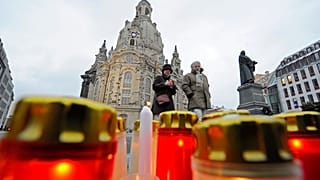 Megemlékezők a drezdai Frauenkirche előtti téren