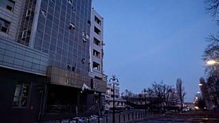 Budynek biurowy uszkodzony w wyniku rosyjskiego ataku w Kijowie w Ukrainie, 