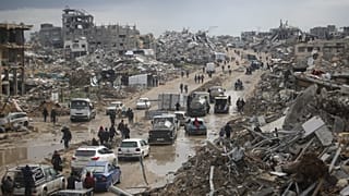 سيارات ومارة يتحركون في مخيم جباليا للاجئين في مدينة غزة، الجمعة 7 فبراير/شباط 2025