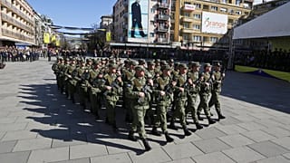 Kosova Güvenlik Gücü üyeleri Priştine'nin merkezinde yürüyor