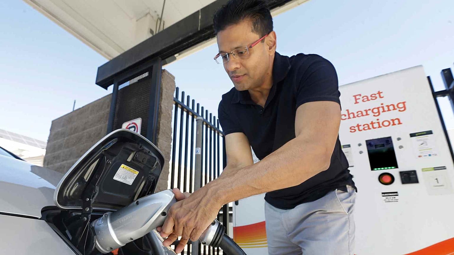 Darshan Brahmbhatt, Sacramento'daki Sacramento Municipal Utility District şarj istasyonunda elektrikli aracına bir şarj cihazı takıyor, 17 Eylül 2015