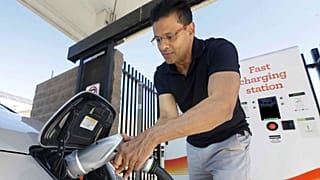 Darshan Brahmbhatt, Sacramento'daki Sacramento Municipal Utility District şarj istasyonunda elektrikli aracına bir şarj cihazı takıyor, 17 Eylül 2015