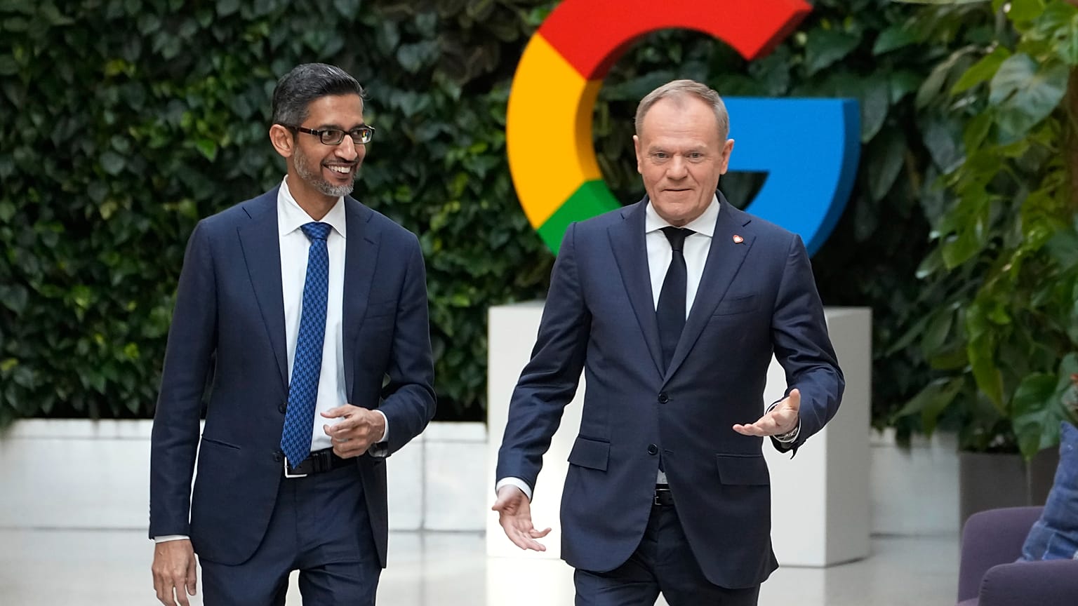 El director ejecutivo de Google y Alphabet, Sundar Pichai (izquierda), y el primer ministro de Polonia, Donald Tusk, en el Google Startup Center de Varsovia, 13 febrero, 2025.