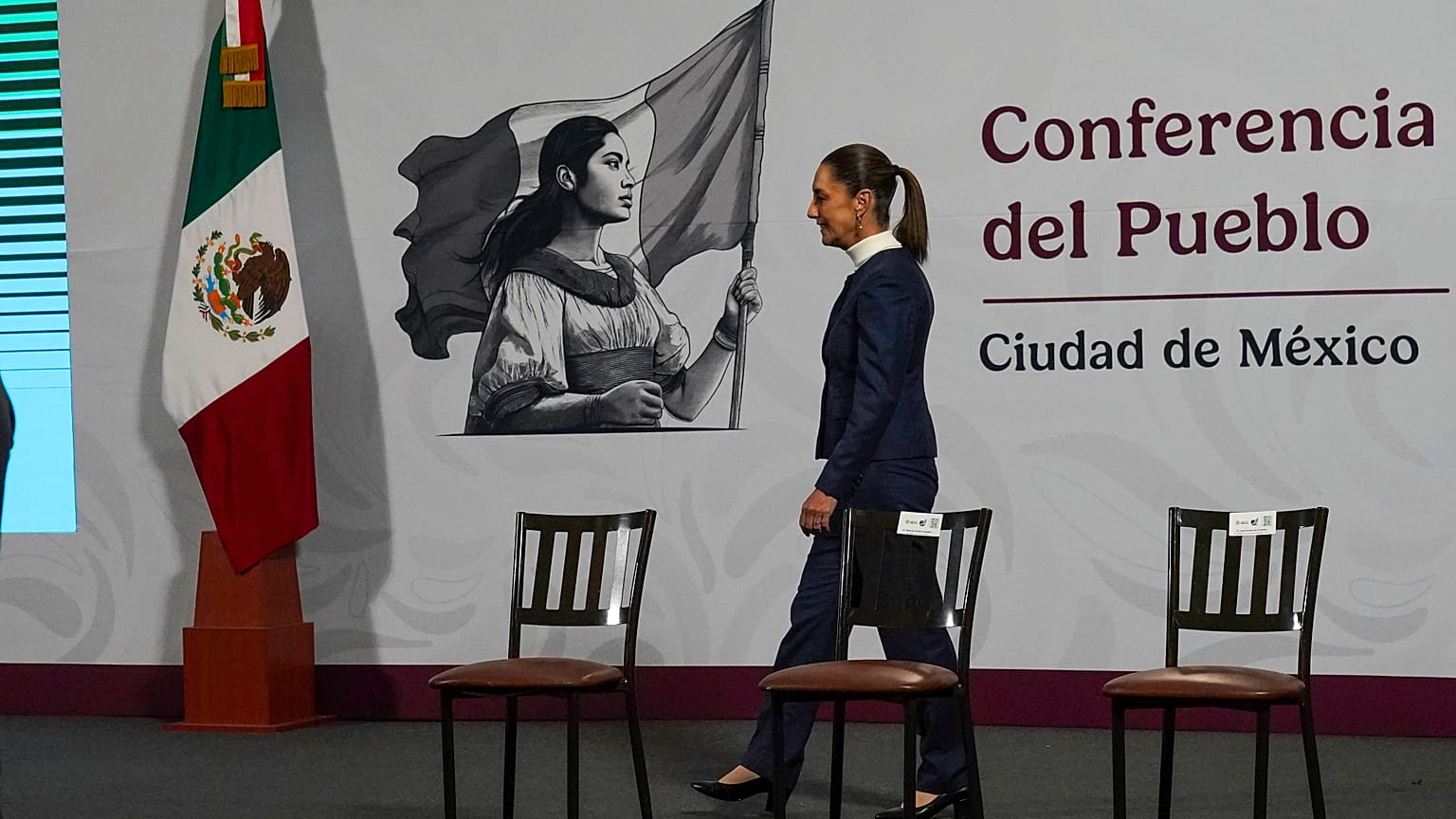 Claudia Sheinbaum saluda a su llegada a un evento de Vivienda para el Bienestar, un programa de mejoras para el hogar financiado por el Gobierno mexicano