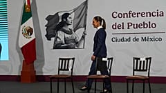 Claudia Sheinbaum saluda a su llegada a un evento de Vivienda para el Bienestar, un programa de mejoras para el hogar financiado por el Gobierno mexicano