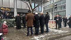 Steinmeier, Söder y el alcalde de Múnich dejan flores en un monumento en recuerdo a los heridos del atropello de Múnich.