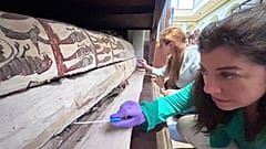 Emma Paolin, Doktorandin an der Universität von Ljubljana, und Dr. Cecilia Bembibre, Dozentin am University College London, nehmen Abstrichproben