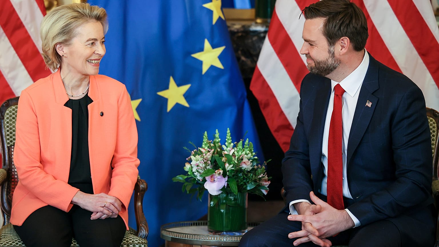 El vicepresidente de Estados Unidos, J.D. Vance, a la derecha, se reúne con la presidenta de la Comisión Europea, Ursula von der Leyen, durante una reunión bilateral