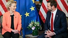 El vicepresidente de Estados Unidos, J.D. Vance, a la derecha, se reúne con la presidenta de la Comisión Europea, Ursula von der Leyen, durante una reunión bilateral