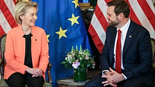 El vicepresidente de Estados Unidos, J.D. Vance, a la derecha, se reúne con la presidenta de la Comisión Europea, Ursula von der Leyen, durante una reunión bilateral