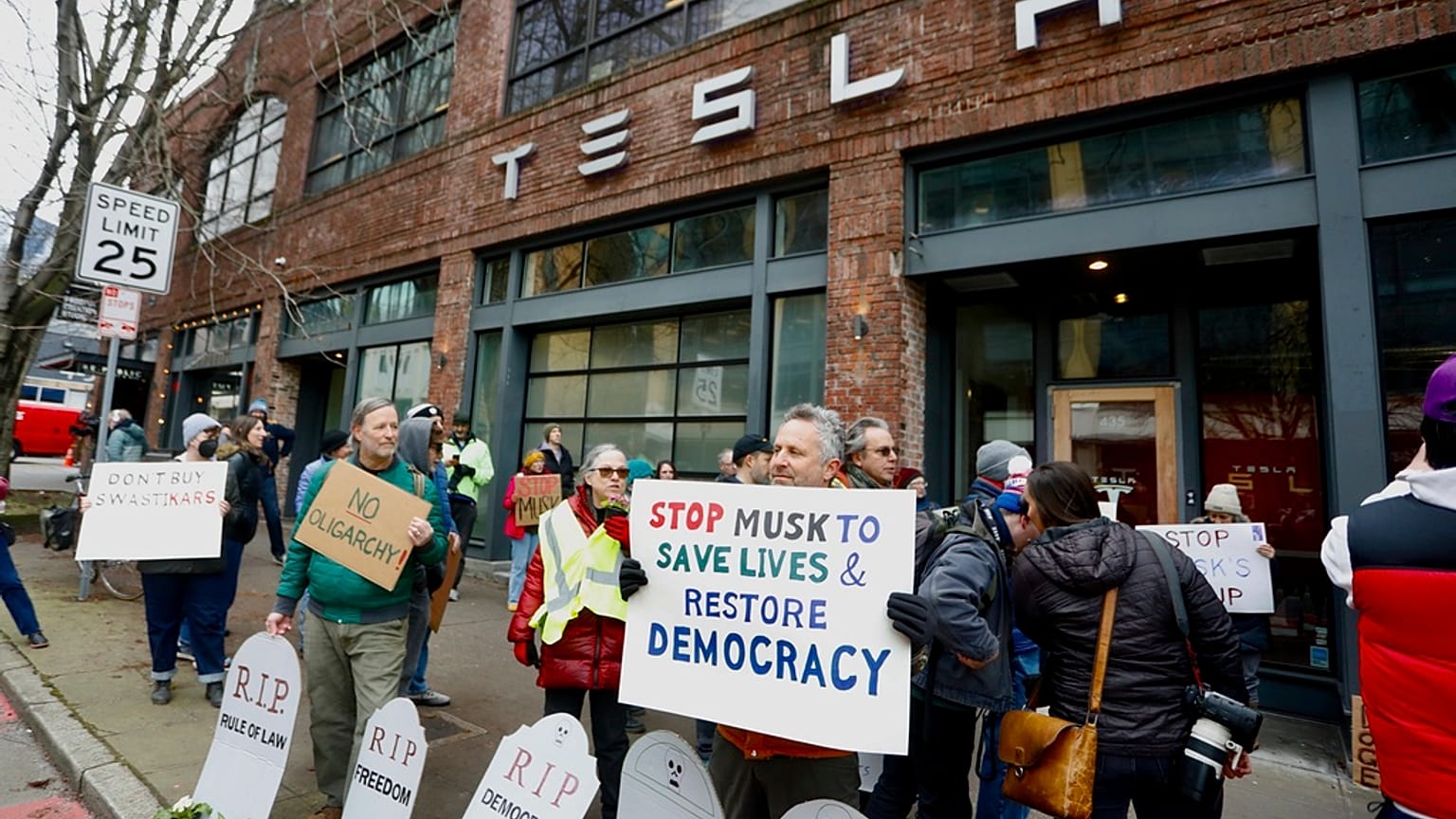 Musk ellen tüntető autógyári munkások Seattle-ben. 