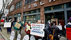 Musk ellen tüntető autógyári munkások Seattle-ben. 