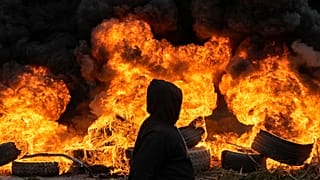 Sostenitori di Hezbollah bruciano pneumatici per bloccare una strada di collegamento con l'aeroporto di Beirut