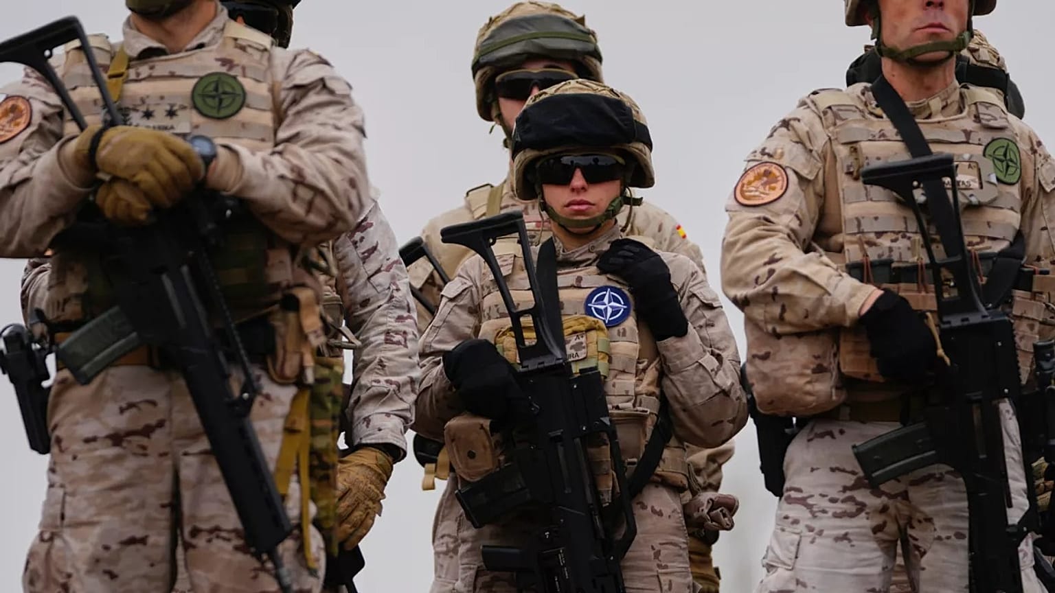Les forces spéciales espagnoles se tiennent debout après la fin de la deuxième journée de l'exercice Steadfast Dart 2025.