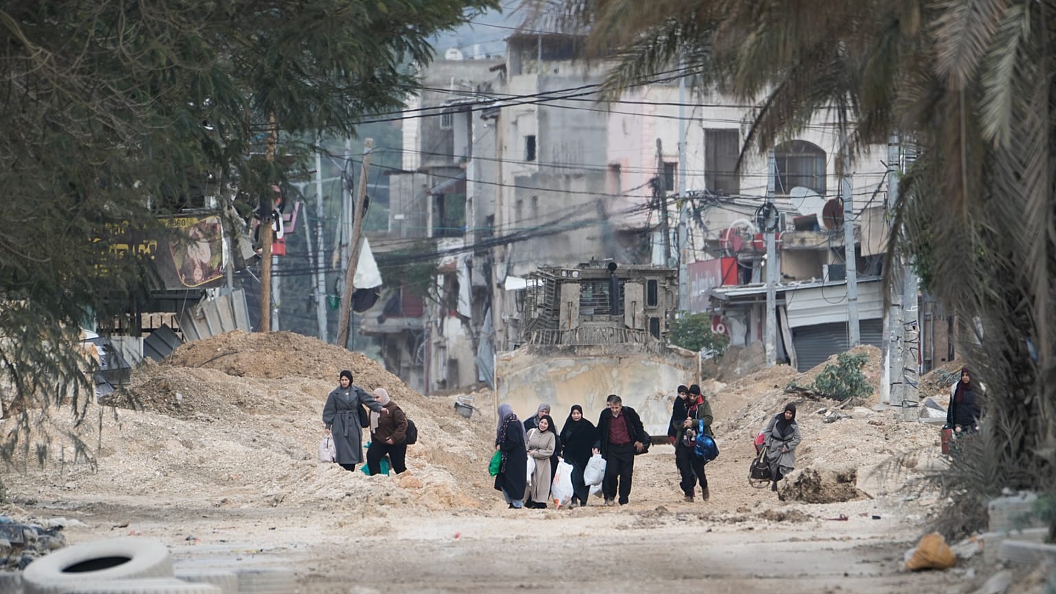 I residenti del campo profughi di Nour Shams a Tulkarem, in Cisgiordania, fuggono dalle loro case