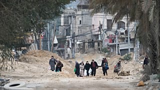 Κάτοικοι του προσφυγικού καταυλισμού Νουρ Σαμς στο Τουλκαρέμ της Δυτικής Όχθης εκκενώνουν τα σπίτια τους καθώς ο ισραηλινός στρατός συνεχίζει τις επιχειρήσεις στην περιοχή την Τρίτη 11 Φεβρουαρίου 2025.