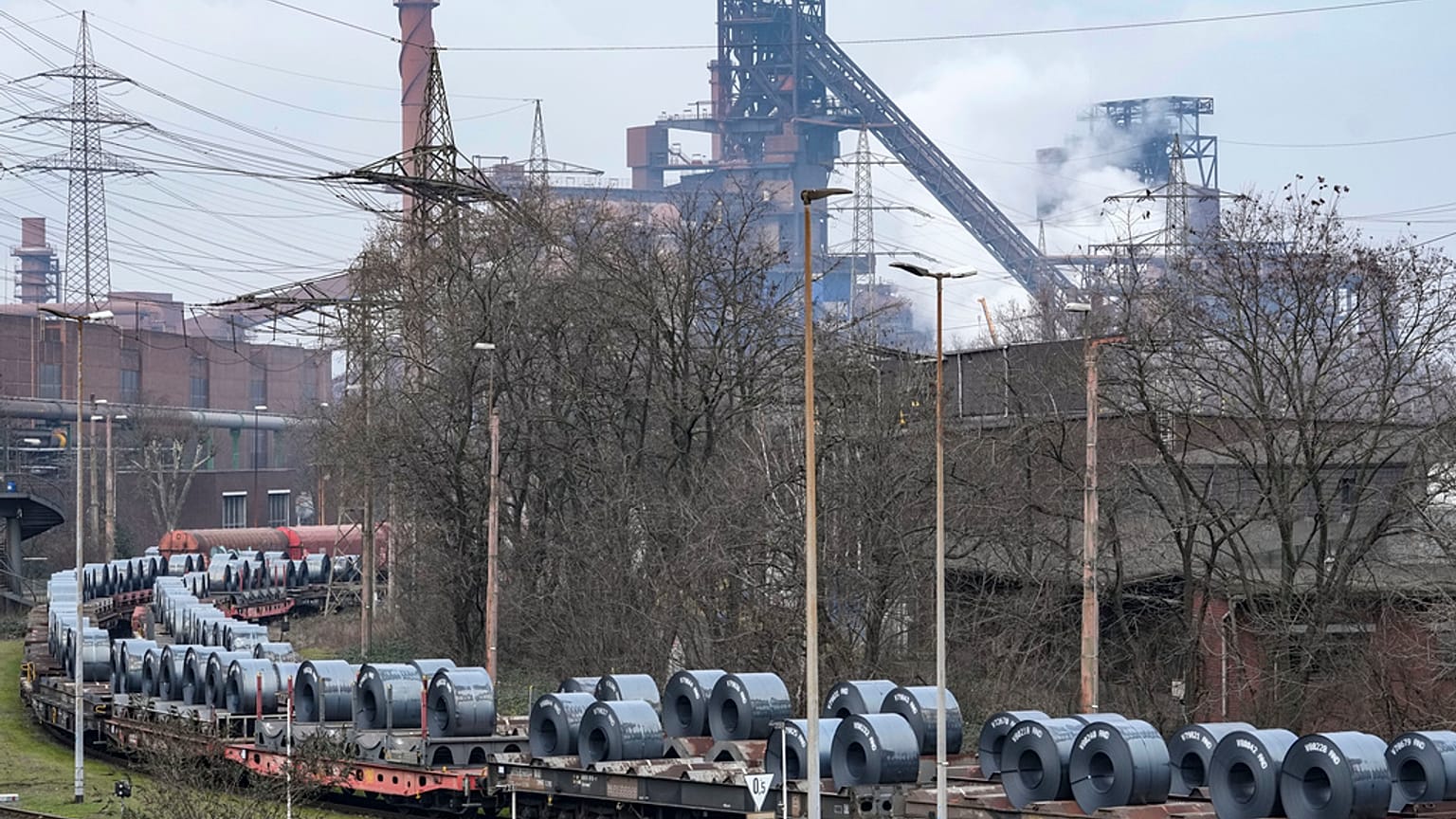 Acero en vagones de bobina antes de su transporte en la fábrica principal del productor de acero en dificultades Thyssenkrupp en Alemania, martes, 4 de febrero de 2025.