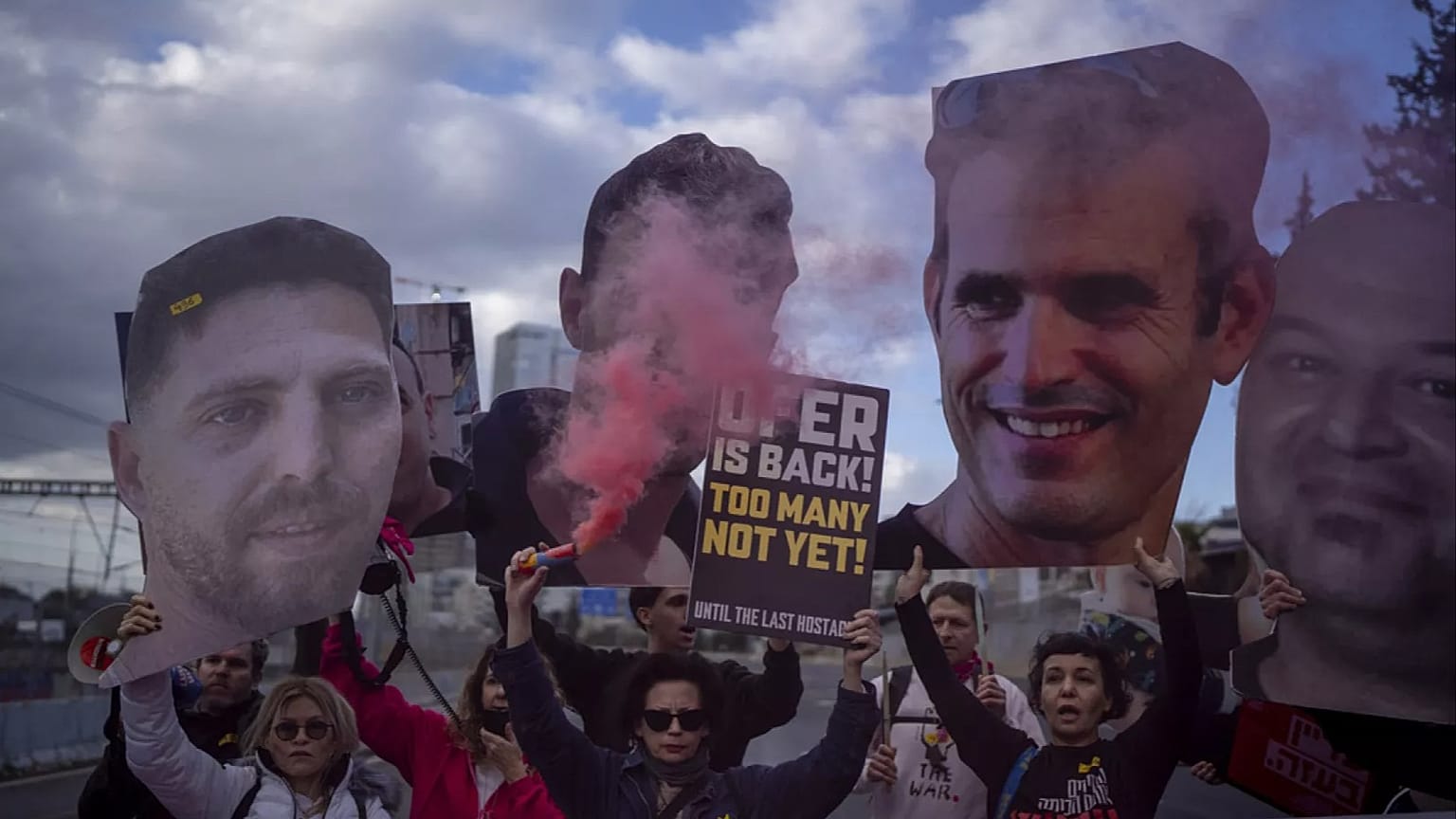 Krewni i zwolennicy Izraelczyków przetrzymywanych jako zakładnicy w Strefie Gazy trzymają zdjęcia podczas protestu domagającego się ich uwolnienia z niewoli Hamasu w Tel Awiwie, 13 lutego 2025 r.