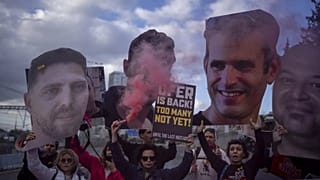 Gazze Şeridi'nde rehin tutulan İsraillilerin yakınları ve destekçileri, Hamas'ın esaretinden kurtarılmaları talebiyle Tel Aviv'de düzenlenen bir protesto gösterisi sırasında fotoğraf çektirdi, 13 Şubat 2025
