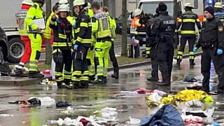 الشرطة الألمانية وفرق الطوارئ تطوق مكان الحادث في ميونخ