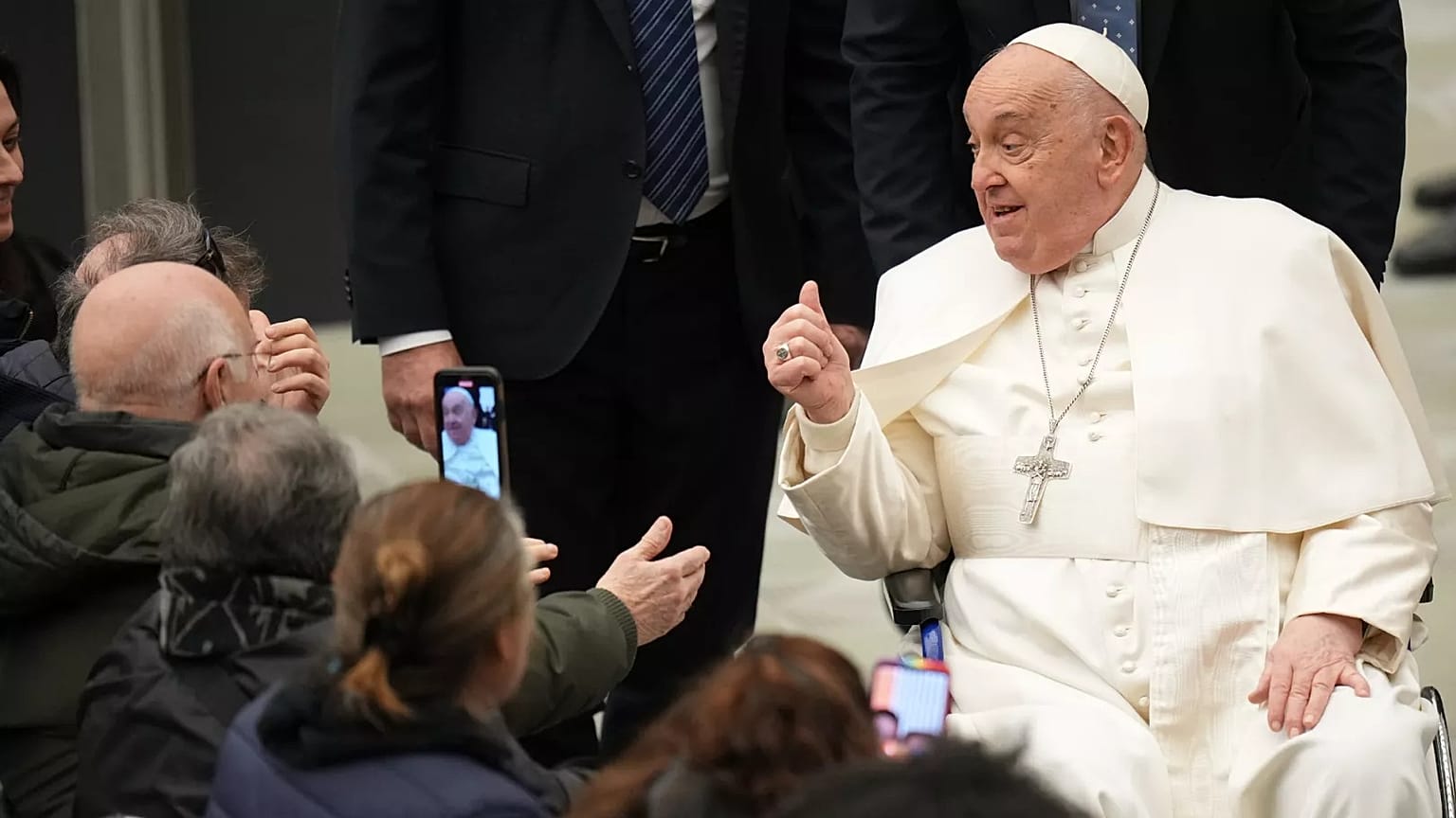 El papa Francisco saluda a los fieles durante su audiencia general semanal en el Aula Pablo VI del Vaticano, el miércoles 5 de febrero de 2025.