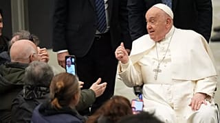 El papa Francisco saluda a los fieles durante su audiencia general semanal en el Aula Pablo VI del Vaticano, el miércoles 5 de febrero de 2025.